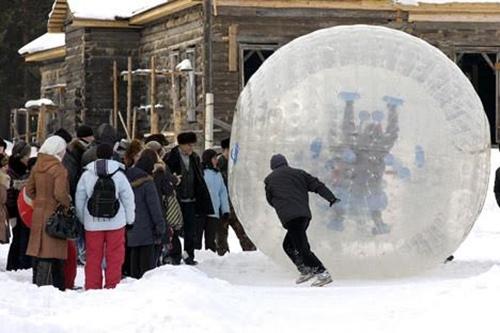 Descer uma montanha de neve numa bola gigante: tem como não ser legal? / Foto: Lori /Legion-Media